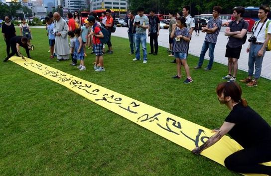 지난 6월 21일 서울광장에서 진행한 세월호 예술행동 "가만히 두어라". 나도 이 퍼포먼스에 참여했다. 투덜대기보다, 삶의 주인으로 우리 문제에 참여해야 한다.