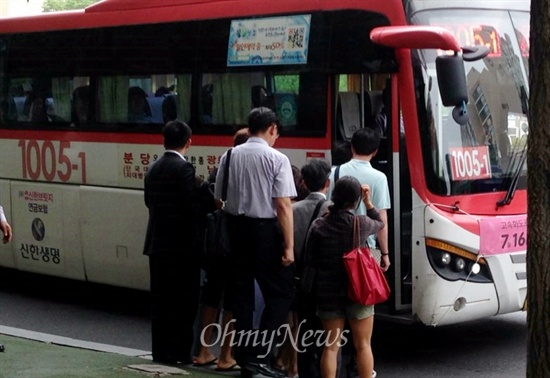 16일 분당 서현동 주민들이 출근버스를 타기 위해 움직이고 있다.