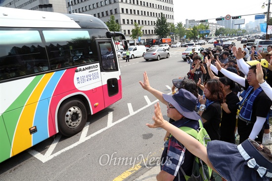 세월호 유가족 '얘들아, 고마워" "친구들의 억울한 죽음, 진실을 밝혀달라"며 16일 오후 서울 여의도 국회 정문 앞까지 1박2일 동안 도보행진을 한 안산 단원고 생존 학생들이 탄 버스가 출발하자, 국회에서 농성중인 유가족들이 나와 손을 흔들고 있다.