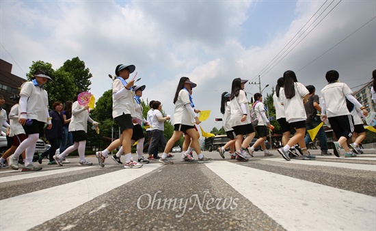 세월호침몰사고 생존 단원고 학생들이 2014년 7월 16일 경기도 안산에서 국회를 향한 도보 행진을 하고 있다.
