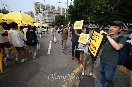 세월호침몰사고 생존 단원고 학생들이 16일 경기도 안산에서 국회를 향한 도보 행진에 사람사랑나눔학교 학생들이 거리로 나와 응원을 하고 있다.