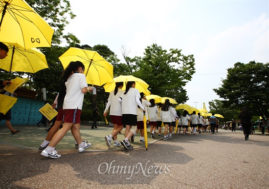 세월호침몰사고 생존 단원고 학생들이 지난 16일 경기도 안산에서 국회를 향한 도보 행진을 하고 있다.