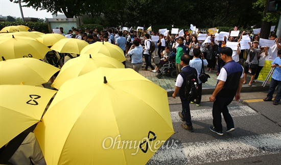세월호침몰사고 생존 단원고 학생들이 지난 16일 경기도 안산에서 국회를 향한 도보 행진에서 시민들이 응원을 하고 있다.