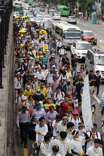세월호침몰사고 생존 단원고 학생들이 16일 경기도 안산에서 국회를 향한 도보 행진에서 시민들이 거리에 나와 함께 동참하며 응원을 하고 있다.