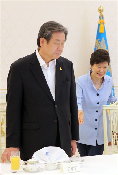  박근혜 대통령이 15일 청와대에서 새누리당 신임 지도부와 오찬을 갖기에 앞서 김무성 대표에게 자리를 권하고 있다
