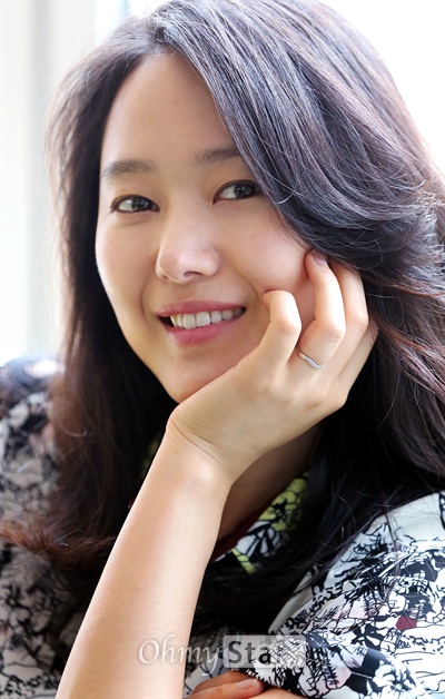  영화 <산타바바라>에서 수경 역의 배우 윤진서가 15일 오후 서울 신사동의 한 카페에서 오마이스타와의 인터뷰에 앞서 포즈를 취하고 있다. 
