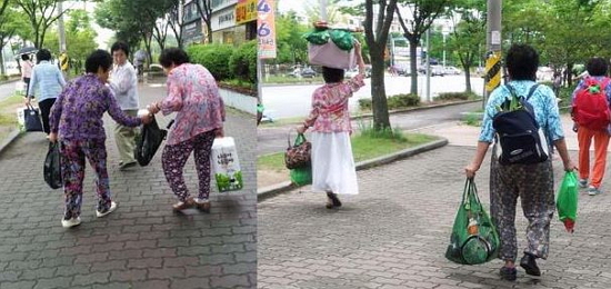  포교원에서 받은 물건들을 들고 움직이는 할머니들