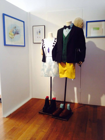 박예슬이 디자인한 남녀 옷을 김숙경 디자이너가 제작 전시하고 있다.