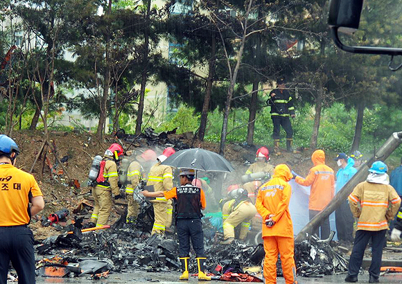  17일 오전 10시 50분 경 광주광역시 광산구 장덕동 수완지구 한 아파트와 성덕중학교 인근 인도변에 강원도소방본부 소속 소방헬기가 추락해 탑승자 5명이 사망했다. 추락한 헬기는 폭발해 형체를 알아보기 힘들 정도로 전소됐다. 사고 현장에서 119 구조 대원들이 사고 현장을 수습하고 있다. 