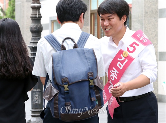 7.30 재보선 서울 동작을에 출마한 김종철 노동당 후보가 17일 오전 서울 동작구 이수역 인근 거리에서 만난 시민들과 인사하고 있다.