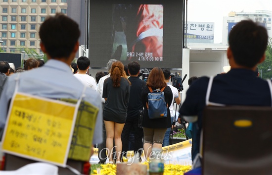 세월호침몰사고 유가족들이 17일 오후 서울 광화문 광장 이순신 동상 앞에서 열린 기자회견에서 단원고 희생학생들의 세월호 내 생존 모습 동영상이 공개되자 단식 농성중이던 한 학부모가 영상을 바라보고 있다.