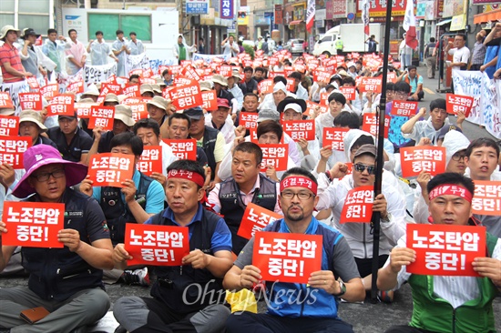  민주노총 경남본부, 전국화섬유산업노동조합 부산경남지부는 17일 오후 김해 부경양돈농협 본점 앞에서 "민주노조 사수, 용역 전환 저지, 고용 안전 쟁취, 투쟁 승리를 위한 경남노동자대회"를 열었다.