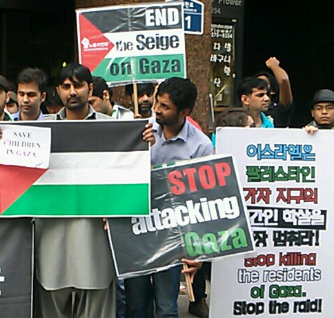 17일 주한 이스라엘 대사관 앞에서 열린 ‘이스라엘 학살 반대, 팔레스타인 평화!’ 기자회견에 참가한 팔레스타인인들. 