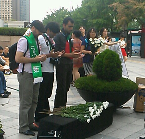 국내 거주 팔레스타인인들이 서울파이낸스센터 앞에서 이스라엘에 의해 희생된 팔레스타인인들을 위한 기도를 올리고 있다. 