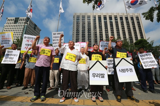 18일 오전 정부가 관세화를 통한 쌀 수입 전면개방을 발표한 가운데 식량주권과 먹거리안전지키기 범국민운동본부, 전국농민회총연맹를 비롯한 시민사회단체 대표자들이 정부서울청사앞에서 규탄 기자회견을 하고 있다.