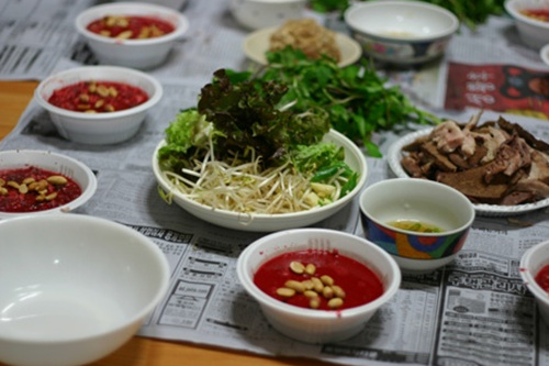 베트남인들이 즐겨먹는 오리피와 오리고기가 야채와 함께 차려져 있다. 