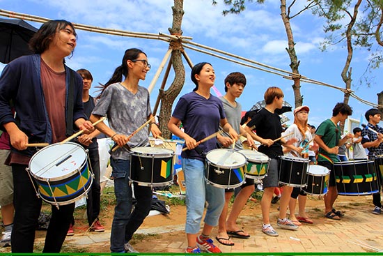 하자 작업장학교 음악 공연팀인 '페스테자'(Festeza)가 브라질의 전통음악인 바투카다 공연을 하고 있다.
