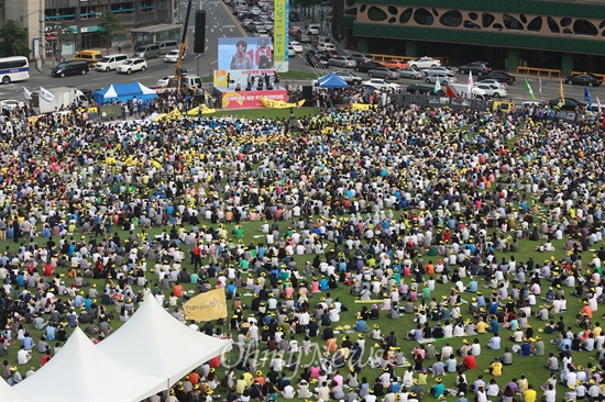 '4.16특별법 제정 촉구 범국민대회'가 19일 오후 서울광장에서 세월호 참사 일반인 및 단원고 희생자 유가족과 생존자 가족을 비롯해  전국에서 모인 시민들이 참석한 가운데 열렸다.