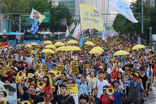 19일 오후 서울광장에서 열린 '4.16특별법 제정 촉구 범국민대회'에 참석했던 시민들이 거리행진을 벌이고 있다.