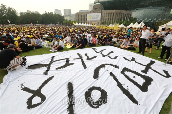 '4.16특별법 제정 촉구 범국민대회'가 지난 19일 오후 서울광장에서 세월호 참사 일반인 및 단원고 희생자 유가족과 생존자 가족을 비롯해  전국에서 모인 시민들이 참석한 가운데 열렸다.
