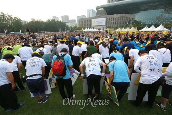 '4.16특별법 제정 촉구 범국민대회'가 19일 오후 서울광장에서 세월호 참사 일반인 및 단원고 희생자 유가족과 생존자 가족을 비롯해  전국에서 모인 시민들이 참석한 가운데 열렸다. 유가족들이 자리에서 일어나 참석한 시민들을 향해 인사를 하고 있다.
