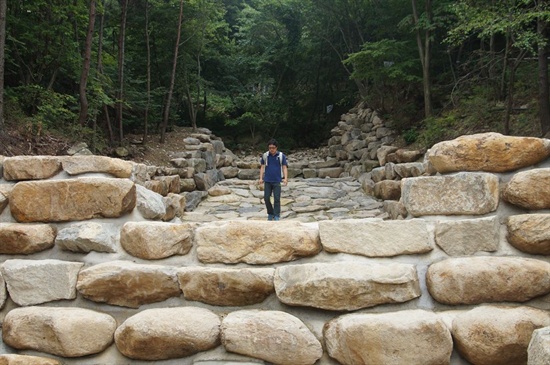  생명그물 등 환경단체들은 계곡의 사방공사에 대한 전면 재검토를 촉구하고 나섰다. 사진은 부산 해운대구 반송2동 계곡의 사방공사 현장 모습.