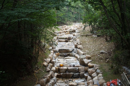  생명그물 등 환경단체들은 계곡의 사방공사에 대한 전면 재검토를 촉구하고 나섰다. 사진은 부산 해운대구 반송2동 계곡의 사방공사 현장 모습.