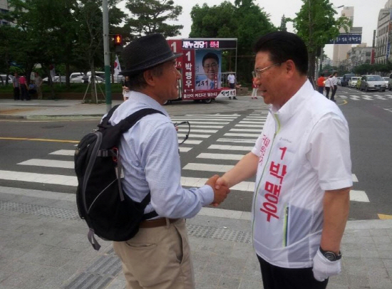  새누리당 박맹우 후보가 울산 남구지역 유세 도중 한 주민과 인사하고 있다.