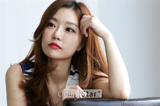  가수 레이디제인이 16일 오후 서울 상암동 오마이스타 사무실에서 인터뷰에 앞서 포즈를 취하고 있다.