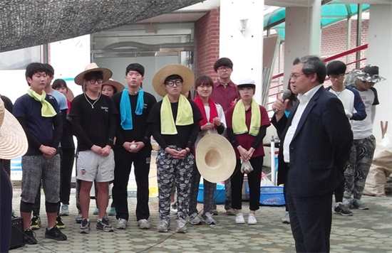  김선유 진주교대 총장이 농촌봉사활동하고 있는 학생들을 찾아 격려하고 있다.