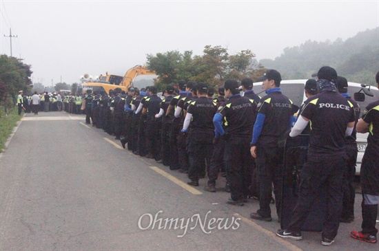 경북 청도군 각북면 삼평리 송전탑 공사가 21일 오전 재개된 가운데 경찰이 도로를 막고 차량의 통행을 제한했다.