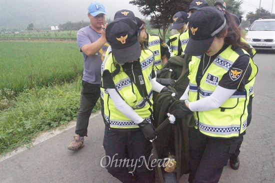 삼평리 송전탑 공사를 저지하려던 대구환경운동연합 이보나 활동가가 경찰에 의해 끌려가고 있다.