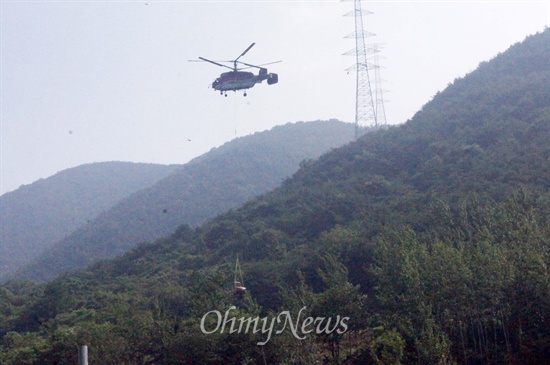 청도 삼평리 송전탑 공사가 21일 오전 기습적으로 재개된 가운데 한전이 오전 9시부터 헬기를 이용해 자재를 실어나르고 있다.