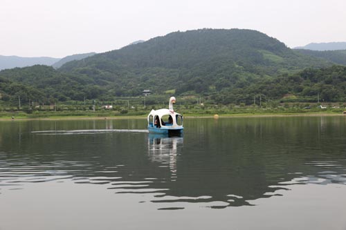 구만저수지에서 즐기는 오리보트. 백의종군로에서 만나는 수상 체험공간이다.