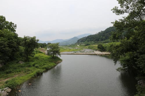 운흥정에서 본 서시천 풍경. 산수유마을에서 발원한 물이 섬진강으로 흘러간다.