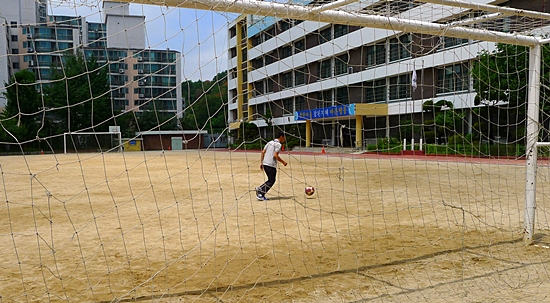  경문고가 있는 서울 동작구와 관악구 일대에서는 일반고 슬럼화 현상이 심화되고 있다. 사진은 지난 18일 동작구 사당3동에 위치한 사당중학교 전경이다. 사당중학교 졸업생 다수는 인근의 동작고·인헌고 등 일반고가 아닌, 경문고와 같은 자사고나 강남의 고등학교로 진학한다.