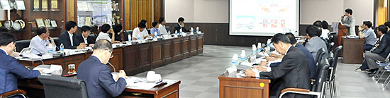 지난 15일 충남 예산군청 제1회의실에서 열린 온천대축제 추진상황보고회에서 대행사인 (주)MBC C&I 관계자가 기본계획을 설명하고 있다. 