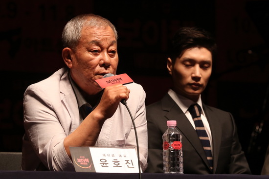  뮤지컬 <보이첵> 제작발표회에서 윤호진 에이콤 대표가 취재진의 질문에 답하고 있다.