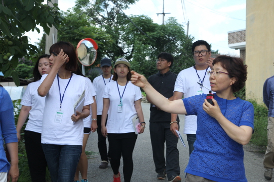 언니네텃밭 김정열 대표가 대산농촌재단 장학생들과 함께 마을을 돌며 '봉강공동체'를 설명하고 있다. 