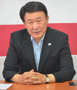 한 전 청장이 지난 21일 태안을 방문한 김무성 대표의 발언에 대해 유감을 표명했다. 사진은 지난 11일 새누리당 공천탈락 이후 입장을 밝히고 있는 한 전 청장.
