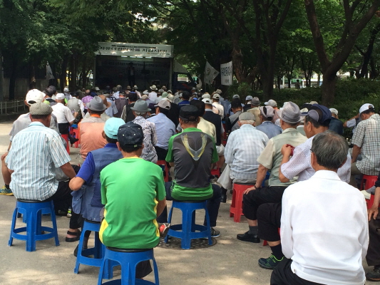 100여명의 어버이연합 회원들은 더운 날씨에도 자리를 지키고 있었다.