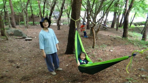 아이들은 TV에서나 봐오던 해먹을 직접 타기도 하고 숲속에서 이뤄지는 재미난 일들에 호기심 어린 마음이 가득차게 된다.