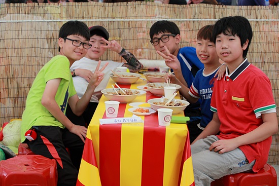 착한스님짜장을 공짜로 먹고 있는 초등학생들