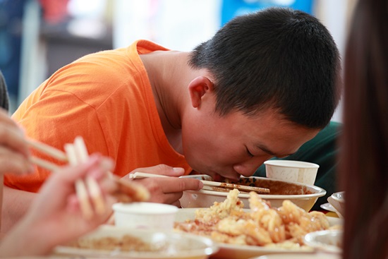 착한스님짜장을 너무나 맛있게 먹는 초등학생