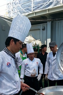 봉사활동을 벌이고 있는 대전 '사랑의 밥차' 자원봉사자들