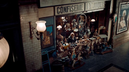  영화 <휴고>의 한 장면. 장난감 가게에 앉아있는 멜리에스