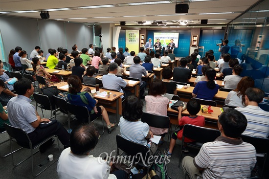 <오마이뉴스>가 주최한 '2014오마이포럼 - 공교육 혁신의 현재와 미래 <교실이 행복해야 사회가 행복하다>'가 22일 오후 서울 마포구 상암동 <오마이뉴스> 대회의실에서 열렸다. 오연호 <오마이뉴스> 대표, 김승환 전북 교육감, 조희연 서울 교육감이 '공교육 혁신의 미래'에 대해 이야기를 나누고 있다.