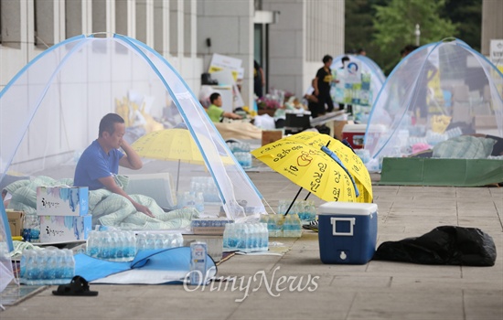 2014년 7월 23일, 국회 본청 앞에서 세월호 특별법 제정을 촉구하며 단식 농성을 벌였던 세월호 참사 유가족들의 당시 모습