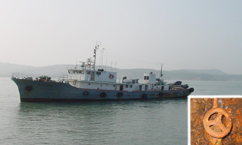건조된 지 37년 된 인천시 옹진군 어업지도선의 외형과 선박 내부의 상당히 부식된 밸브와 철판 모습.
