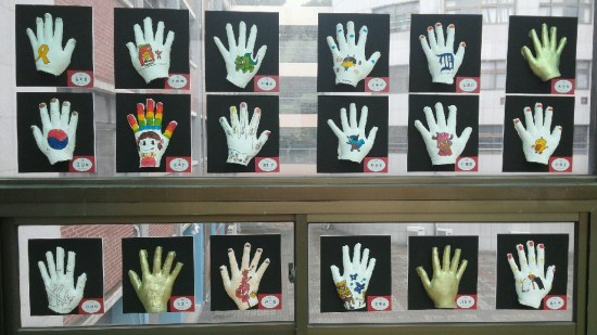 군산남고 미술치료프로그램에서 학생들이 만든 작품들이 교내 복도 통로에 전시되어 있는 모습이다.